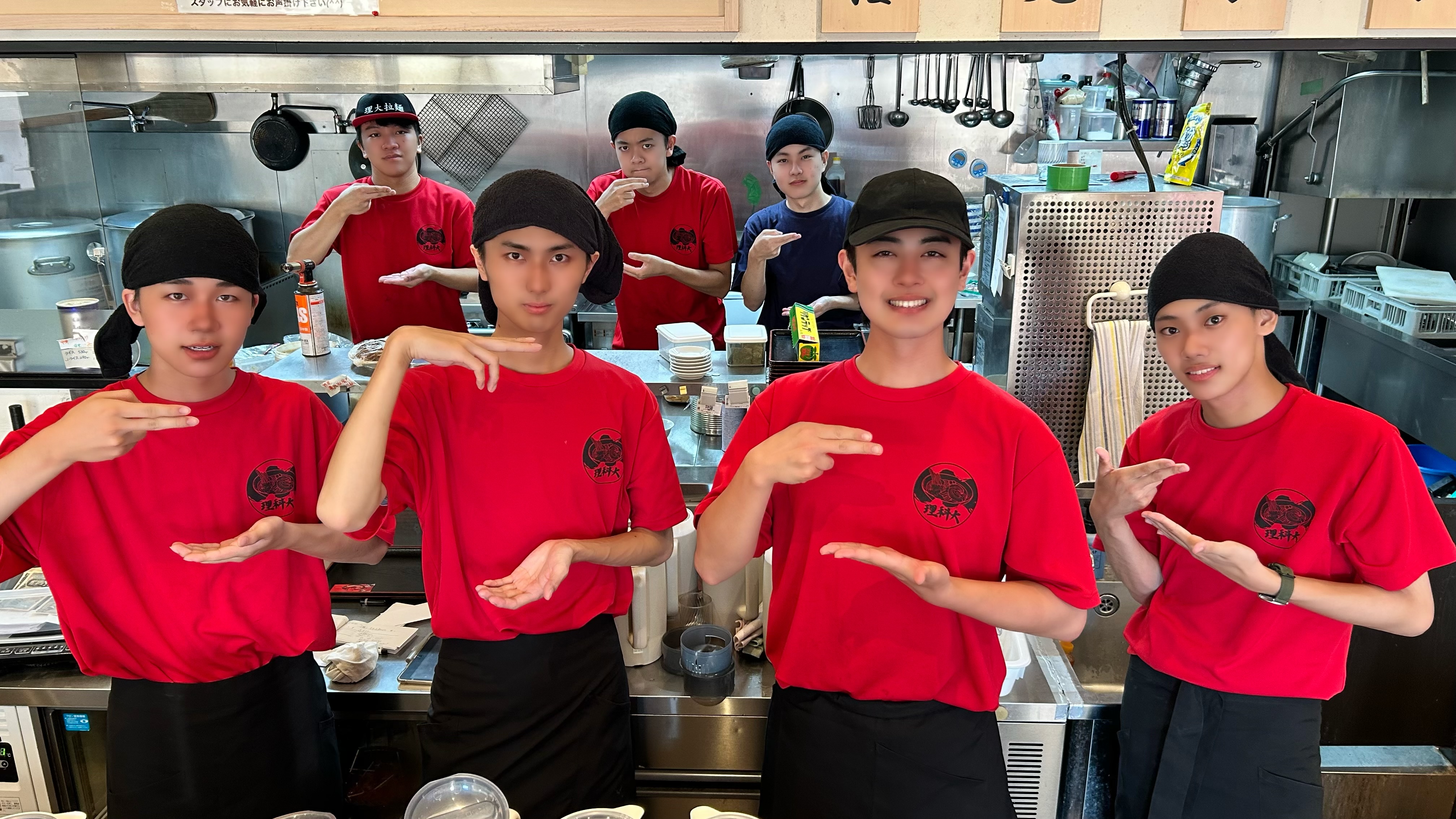 Monday Ramen 店舗外観 — 月曜限定の学生運営ラーメン